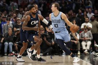 引起轩然大 引起轩然大