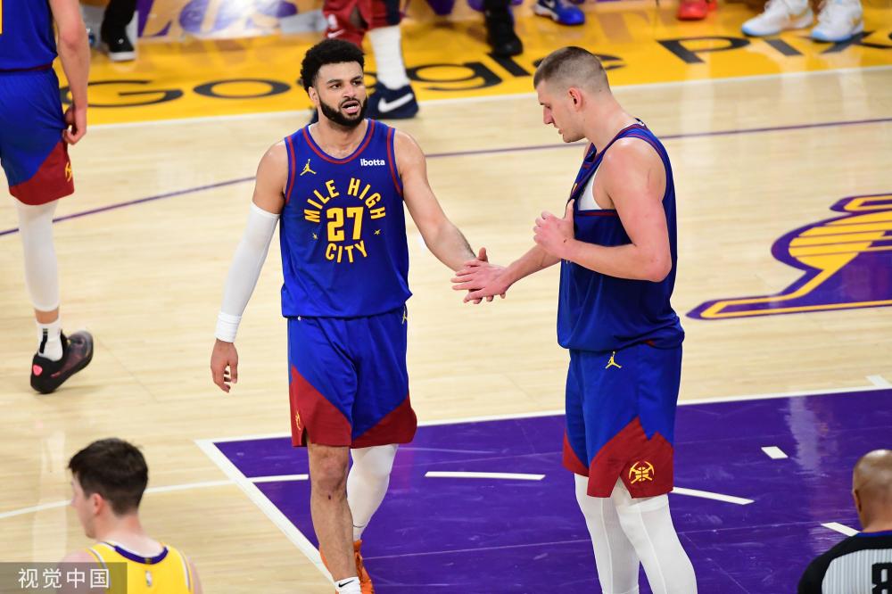 现出了十足 现出了十足